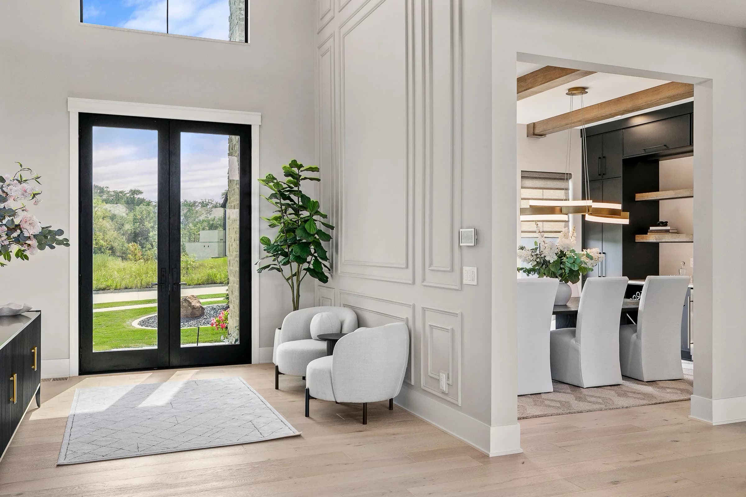 Forest Pointe — sitting nook at the entry