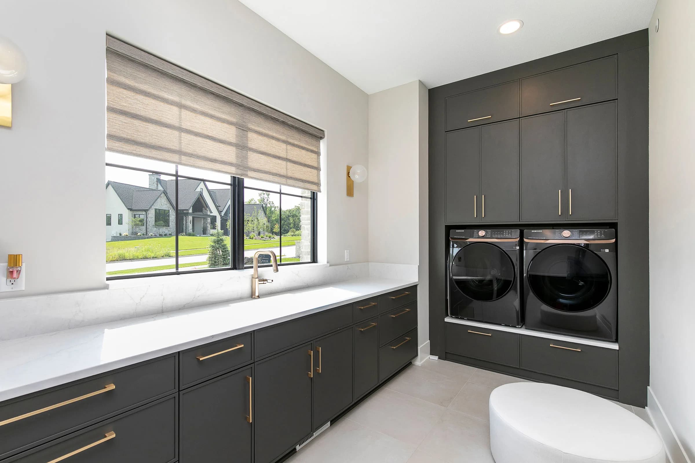 Forest Pointe — laundry room