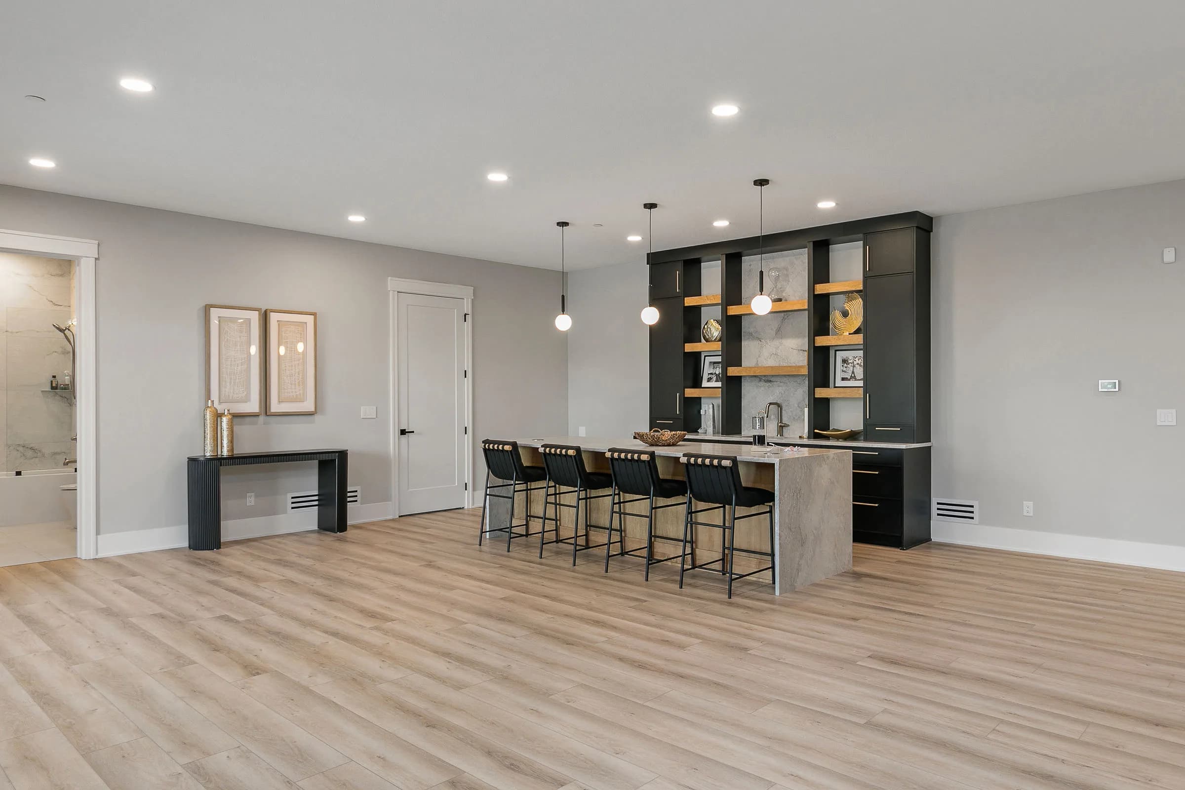 Forest Pointe — wet bar with seating
